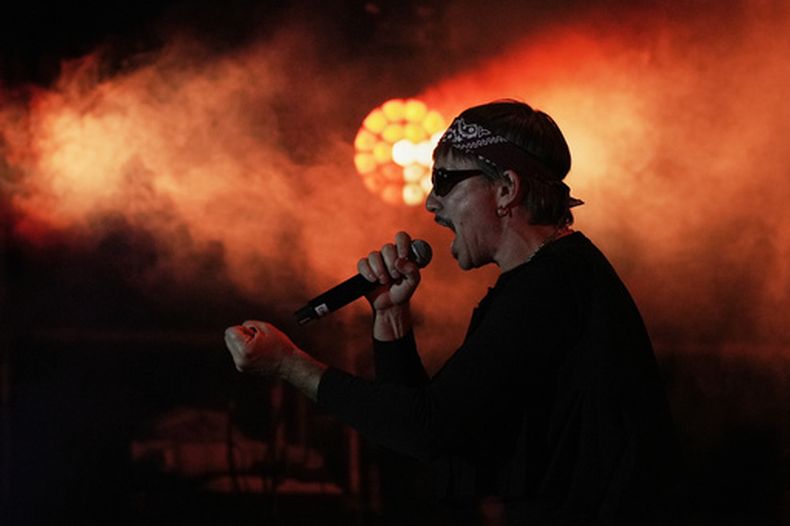 ARCHIVO - Dante Spinetta, integrante del dúo argentino Illya Kuryaki y the Valderramas, se presenta en la 26ª edición del festival de música Vive Latino en la Ciudad de México, el domingo 15 de marzo de 2026. (Foto AP/Eduardo Verdugo)