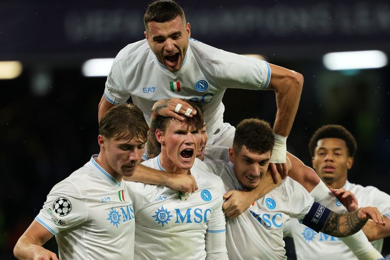 Scott McTominay del Napoli celebra con sus compañeros tras anotar en el encuentro ante el Qarabag en la Liga de Campeones el martes 25 de noviembre del 2025. (Alessandro Garofalo/LaPresse via AP)