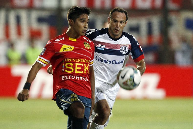 Mat&iacute;as Navarrete (izquierda) de Uni&oacute;n Espa&ntilde;ola de Chile disputa un bal&oacute;n con Mauro Matos de San Lorenzo de Argentina en la Copa Libertadores el jueves 20 de marzo de 2014. (AP Foto/Luis Hidalgo)