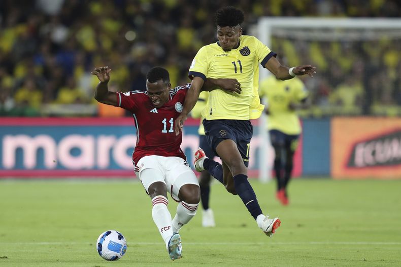 El colombiano Jhon Arias y el ecuatoriano Kevin Rodriguez compiten por el balón durante el encuentro de la eliminatoria al Mundial 2026 el martes 17 de octubre del 2023. (AP Foto/Patricio Teran)