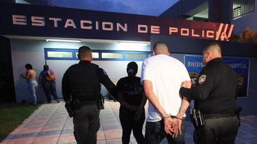 la policia diligencia unas 100 ordenes de arresto a traves de toda la isla