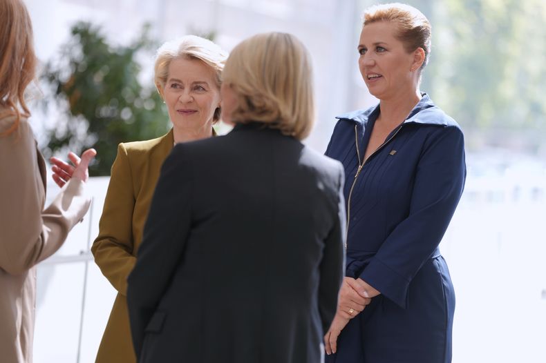 La primera ministra de Dinamarca, Mette Frederiksen, y la presidenta de la Comisión Europea, Ursula von der Leyen, en el museo de arte ARoS durante la inauguración oficial de la presidencia de Dinamarca en la UE, en Aarhus, Dinamarca, el 3 de julio de 2025. (Liselotte Sabroe/Ritzau Scanpix vía AP)