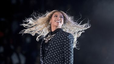 ARCHIVO - Beyoncé durante su presentación en Get Out the Vote por la candidata demócrata Hillary Clinton en el Wolstein Center en Cleveland, Ohio, el 4 de noviembre de 2016. Beyoncé estrenará una película sobre su gira Renaissance el 1 de diciembre de 2023. (Foto AP/Andrew Harnik, archivo)