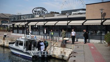 Autoridades búlgaras atienden a un hombre herido luego que dos barcos fueron atacados en el Mar Negro, en Varna, Bulgaria, el 6 de octubre del 2026. (Bulgarian News Agency via AP)