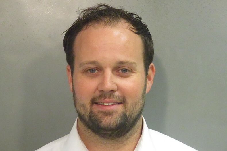 ARCHIVO - Josh Duggar en una fotografía sin fecha proporcionada por el centro de detención del condado de Washington, Arkansas. Una corte federal de apelaciones confirmó el lunes 7 de agosto de 2023 la condena de Duggar por descargar imágenes de abuso sexual infantil, rechazando el argumento del exastro de telerrealidad de que un juez debería haber suprimido las declaraciones que hizo a los investigadores durante la búsqueda que encontró las imágenes. (Washington County Detention Center via AP, archivo)