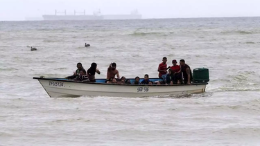 al menos seis migrantes venezolanos muertos y diez desaparecidos tras el naufragio de una embarcacion frente a trinidad y tobago