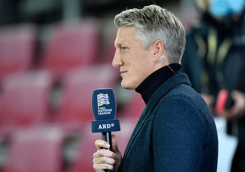 ARCHIVO - El exfutbolista alemán Bastian Schweinsteiger concede una entrevista antes del partido de la Liga de Naciones de la UEFA entre Alemania y Suiza en Colonia, Alemania, el 13 de octubre de 2020. (Foto AP/Martin Meissner, Archivo)