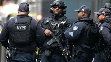 caceria nacional detras de sospechoso de enviar bombas al expresidente obama y a hillary clinton