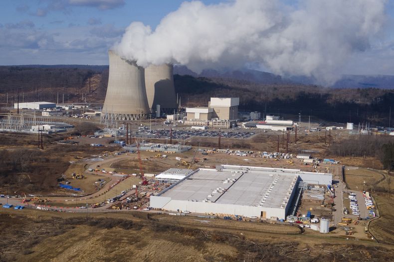 ARCHIVO – Un centro de datos propiedad de Amazon Web Services, al frente, derecha, en construcción, cerca de la planta nuclear Susquehanna en Berwick, Pensilvania, el 14 de enero de 2025. (AP Foto/Ted Shaffrey, Archivo)