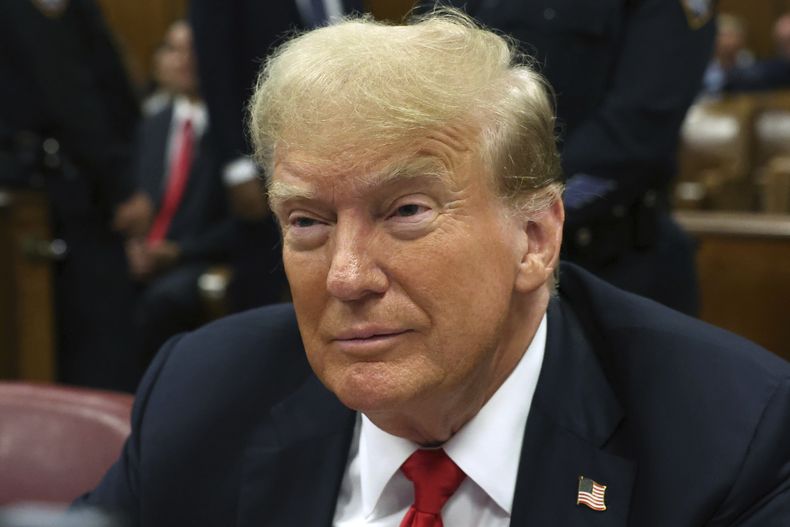 El expresidente Donald Trump en la corte penal de Manhattan antes de los argumentos finales en su juicio por alteración de registros financieros en pagos indebidos para encubrir noticias desfavorecedoras, el martes 28 de mayo de 2024, en Nueva York. (Spencer Platt/Pool Photo vía AP)
