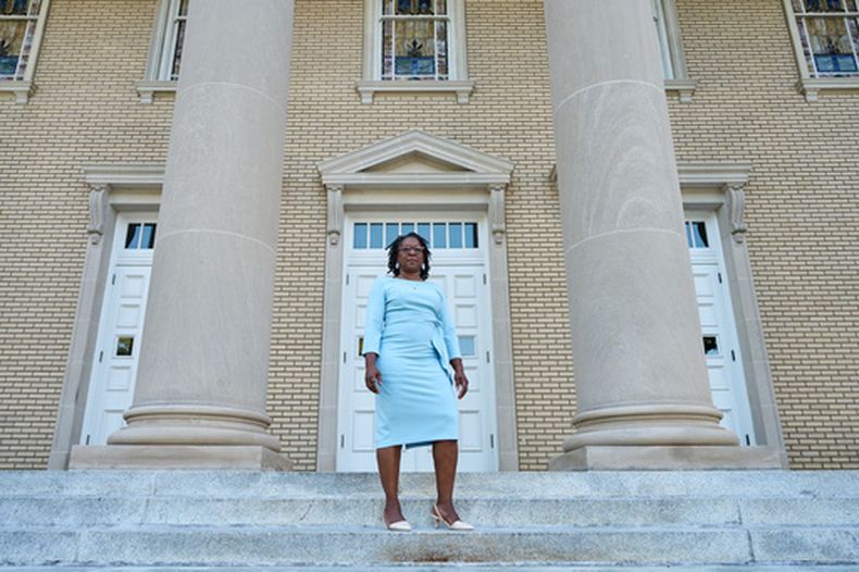 Jovonia Lewis posa para una foto delante del edificio de la Junta de Educación de Durham, el 21 de septiembre de 2026, en Durham, Carolina del Norte. (AP Foto/Matt Ramey)