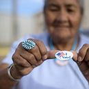 Mildred James, de Sanders, Arizona, muestra su calcomanía de Yo voté mientras espera que se revelen los resultados de las elecciones primarias presidenciales de la Nación Navajo en Window Rock, Arizona, el 28 de agosto de 2018. (AP Foto/Cayla Nimmo, Archivo)