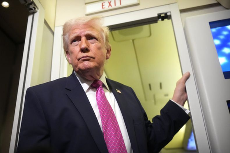 El presidente Donald Trump habla con los periodistas a bordo del Air Force One el domingo 29 de marzo de 2026, en ruta desde West Palm Beach, Florida, a la Base Conjunta Andrews, Maryland. (AP Foto/Mark Schiefelbein)