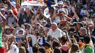 papa francisco reune a mas de 800.000 personas en el via crucis en lisboa