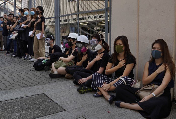 Críticas a policía en Hong Kong tras disparo a manifestante