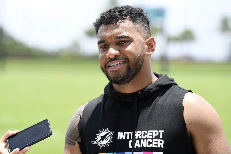 Tua Tagovailoa, quarterback de los Dolphins de Miami, habla con representantes de los medios después del entrenamiento de su equipo de la NFL, en las instalaciones de los Dolphins, el miércoles 7 de junio de 2023, en Miami Gardens, Florida. (AP Foto/Michael Laughlin)