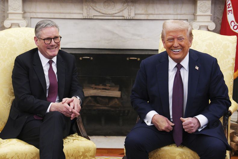 El presidente estadounidense Donald Trump se reúne con el primer ministro británico Keir Starmer en la Casa Blanca en Washington el 27 de febrero del 2025. (Carl Court/Pool via AP)