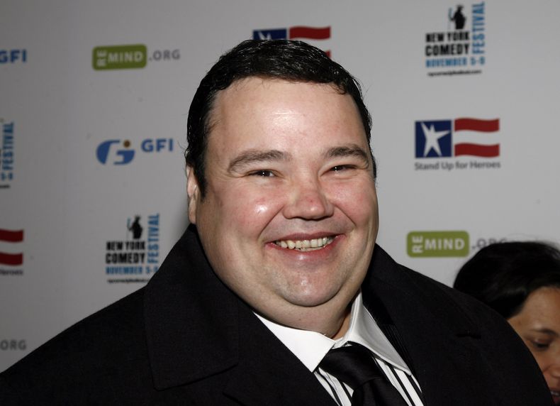 En esta fotograf&iacute;a del mi&eacute;rcoles 5 de noviembre de 2008, el actor John Pinette llega al acto Stand Up For Heroes: A Benefit for the Bob Woodruff Foundation, en Nueva York. Pinette muri&oacute; de causas naturales el s&aacute;bado 5 de abril