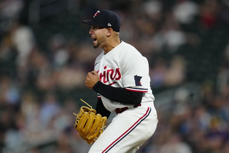 El relevista de los Mellizos de Minnesota Jovani Morán celebra luego de ponchar a Triston Casas de los Medias Rojas de Boston en la alta de la décima entrada del partido jugado el miércoles 21 de junio de 2023 en Minneapolis. (AP Photo/Abbie Parr)