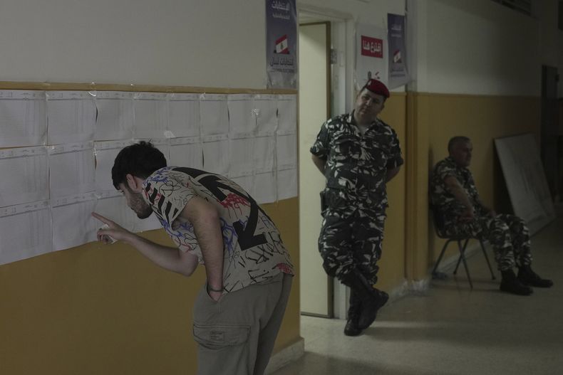 Un hombre revisa una lista de votantes en un centro de votación en Beirut, Líbano, el 4 de mayo del 2025. (AP foto/Hassan Ammar)