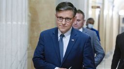 ARCHIVO – El presidente de la Cámara de Representantes, Mike Johnson, se dirige a una reunión en el Capitolio, en Washington, el 11 de septiembre de 2024. (AP Foto/Jose Luis Magana, Archivo)