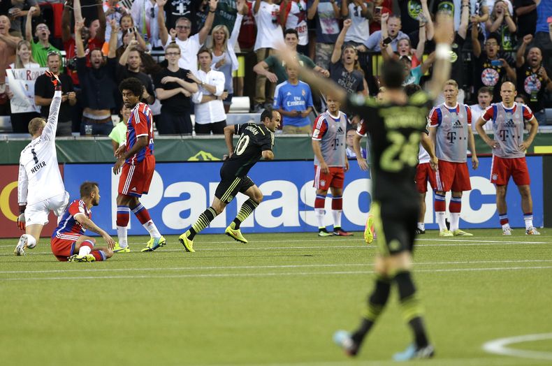 Landon Donovan, del Galaxy de Los Angeles, con el n&uacute;mero 10, celebra un gol contra Bayern Munich en el equipo estelar de la MLS el 6 de agosto del 2014 en Portland, Oreg&oacute;n. Donovan, el m&aacute;ximo anotador en la historia de la MLS y cinco