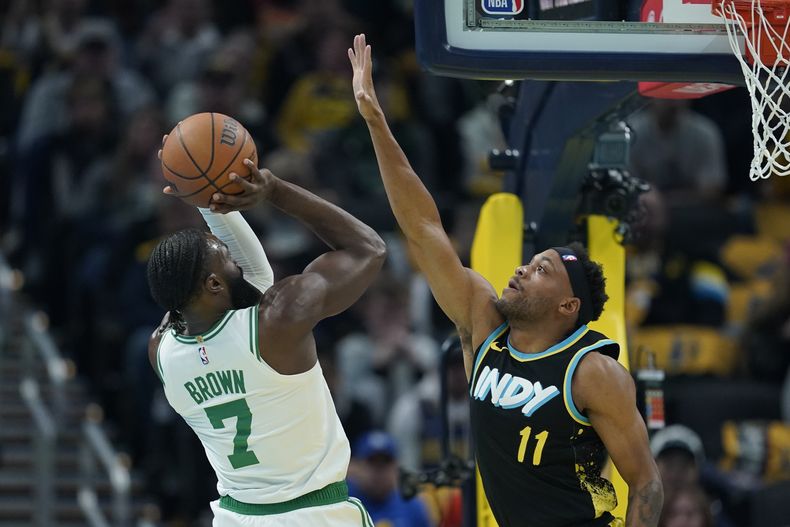 Jaylen Brown de los Celtics de Boston lanza el balón sobre Bruce Brown de los Pacers de Indiana en el encuentro de la Copa de la NBA el lunes 4 de diciembre del 2023. (AP Foto/Darron Cummings)
