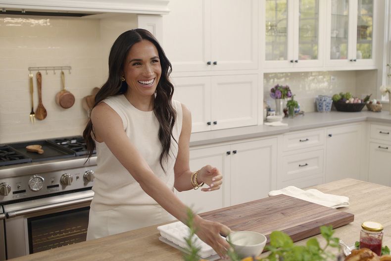 Esta imagen difundida por Netflix muestra a Meghan, duquesa de Sussex, en una escena de su serie With Love, Meghan. (Netflix vía AP)