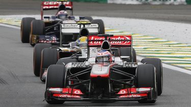 americateve | El piloto de Mercedes, Jenson button, maneja su veh&iacute;culo en el GP de Brasil el domingo, 24 de noviembre de 2013, en Sao Paulo. (AP Photo/Andre Penner)