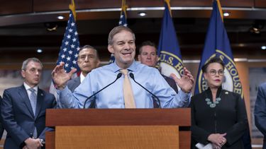 El presidente de la Comisión Judicial de la Cámara de Representantes, el republicano Jim Jordan, habla en conferencia de prensa antes de una audiencia sobre lo que los republicanos llaman la politización del FBI, en el Capitolio, Washington, 18 de mayo de 2023. (AP Foto/J. Scott Applewhite)
