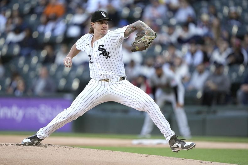 Mike Clevinger, abridor de los Medias Blancas de Chicago, lanza en el juego del sábado 11 de mayo de 2024, ante los Guardianes de Cleveland (AP Foto/Charles Rex Arbogast)