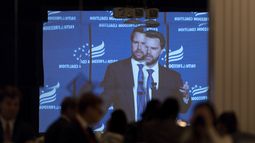 El candidato republicano a la vicepresidencia, el senador JD Vance, de Ohio, se ve en una colección de monitores mientras habla durante el desayuno religioso de la Coalición Fe y Libertad, el jueves 18 de julio de 2024, en Milwaukee. (Foto AP/Carolyn Kaster)