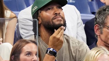 Jalen Brunson de los Knicks de Nueva York presencia la semifinal del US Open entre Ben Shelton y Frances Tiafoe, el viernes 11 de septiembre de 2026, en Nueva York. (AP Foto/Frank Franklin II)
