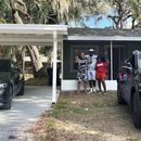 Reguetonero cubano Chocolate MC muestra la casa y el carro que logró ofrecerle a su hermana en Tampa 