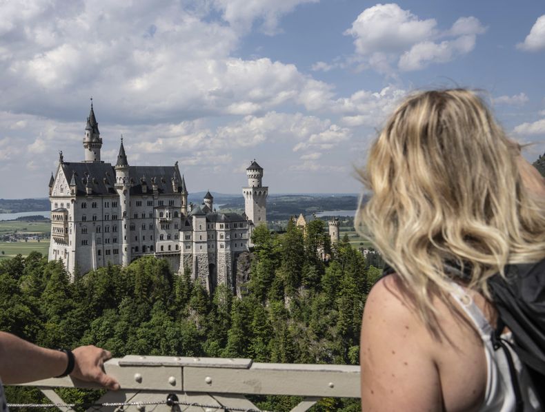 Personas observan el castillo de Neuschwanstein, en Schwangau, Alemania, el jueves 15 de junio de 2023. (Frank Rumpenhorst/dpa vía AP)