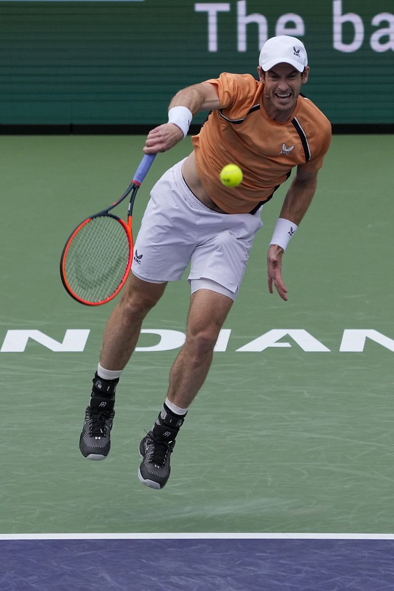 El británico Andy Murray saca contra David Goffin, de Bélgica, durante su partido en torneo de Indian Wells Belgium, el miércoles 6 de marzo de 2024, en Indian Wells, California. (AP Foto/Mark J. Terrill)