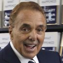 ARCHIVO - Leonard Riggio, presidente de Barnes and Noble, llega a una librería en Nueva York, el martes 12 de septiembre de 2017. (Foto AP/Seth Wenig, archivo)