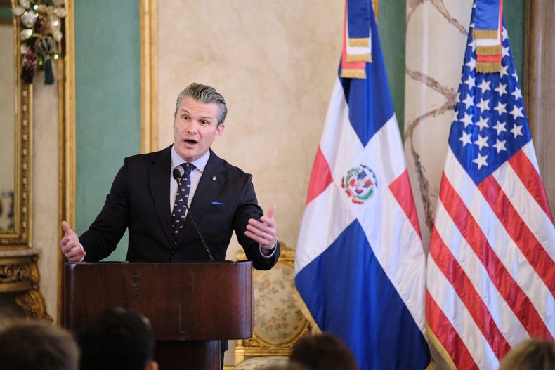 El secretario de Defensa de Estados Unidos, Pete Hegseth, en conferencia de prensa después de reunirse con el presidente dominicano Luis Abinader, el miércoles 26 de noviembre de 2025, en el Palacio Nacional de Santo Domingo, República Dominicana. (AP Foto/Ricardo Hernández)