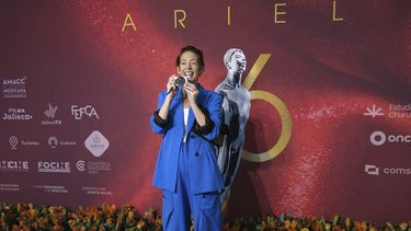 La cineasta Elisa Miller, de la película Temporada de huracanes, sonríe después de tomar una fotografía al llegar al almuerzo de nominados de la 66a edición de los premios Ariel de la Academia Mexicana de Artes y Ciencias Cinematográficas en la Ciudad de México el 21 de agosto de 2024. (Foto AP/Berenice Bautista)