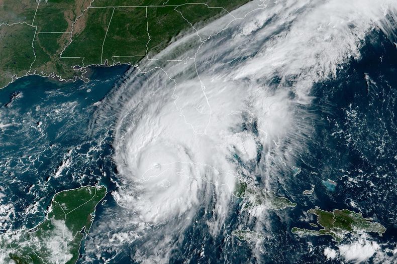 ARCHIVO - Esta imagen satelital de GOES-East GeoColor, tomada el martes 27 de septiembre de 2022 a las 9:56 a.m. (hora del Este) y proporcionada por la Oficina Nacional de Administración Oceánica y Atmosférica de Estados Unidos (NOAA por sus siglas en inglés), muestra al huracán Ian pasando sobre el oeste de Cuba. (NOAA vía AP, Archivo)