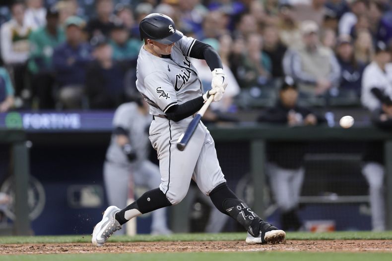Andrew Vaughn, de los Medias Blancas de Chicago, pega un rodado productor de la carrera del triunfo ante los Marineros de Seattle, el jueves 13 de junio de 2024 (AP Foto/John Froschauer)