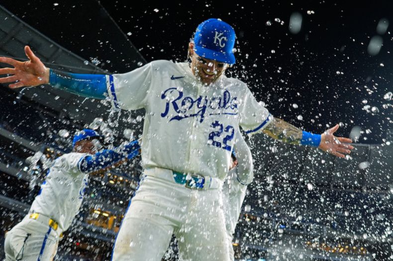 Carter Jensen, de los Reales de Kansas City, es empapado por sus compañeros tras resolver el encuentro ante los Marlins de Miami, el martes 3 de septiembre de 2026 (AP Foto/Charlie Riedel)