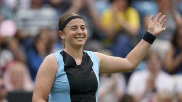 La letona Jelena Ostapenko celebra tras vencer a la polaca Magdalena Frech en los cuartos de final del Abierto de Birmingham el viernes 23 de junio del 2023. (Jacob King/PA via AP)