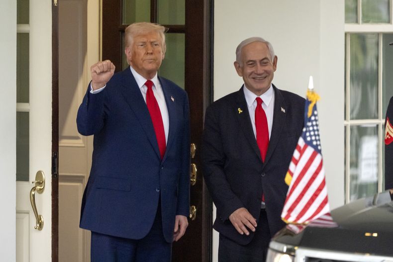 El presidente Donald Trump junto al primer ministro de Israel, Benjamin Netanyahu, en la Casa Blanca, el 7 de abril de 2025, en Washington. (AP Foto/Mark Schiefelbein, Archivo)