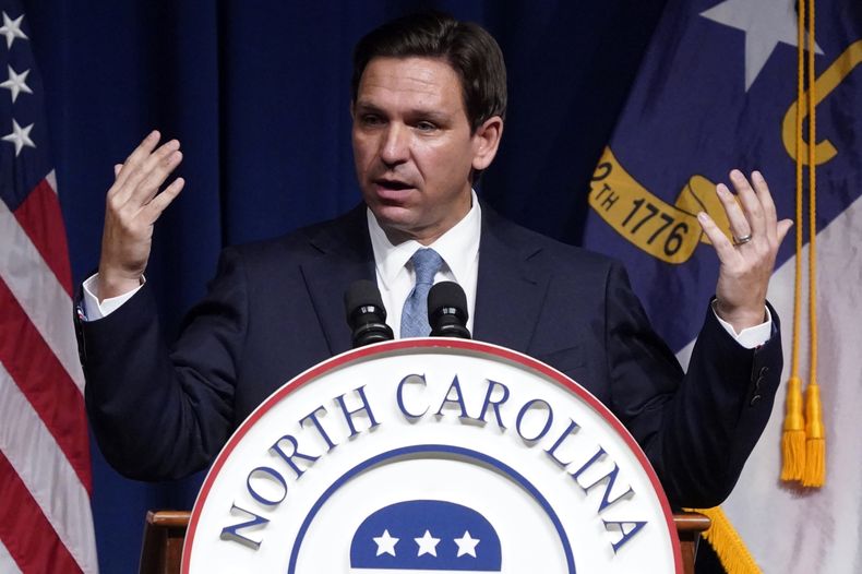 Ron DeSantis, gobernador de Florida y aspirante a la candidatura republicana a la presidencia de Estados Unidos, ofrece un discurso durante la convención del Partido Republicano de Carolina del Norte en Greensboro, Carolina del Norte., el viernes 29 de julio de 2023. (AP Foto/Chuck Burton)