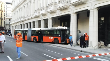 un omnibus impacta contra el hotel manzana kempinski en la habana