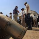 Activistas y delegaciones internacionales están junto a bombas de racimo en una base militar en Nabatiyeh, Líbano, 12 de septiembre de 2011. (AP Foto/Mohammed Zaatari, Archivo)