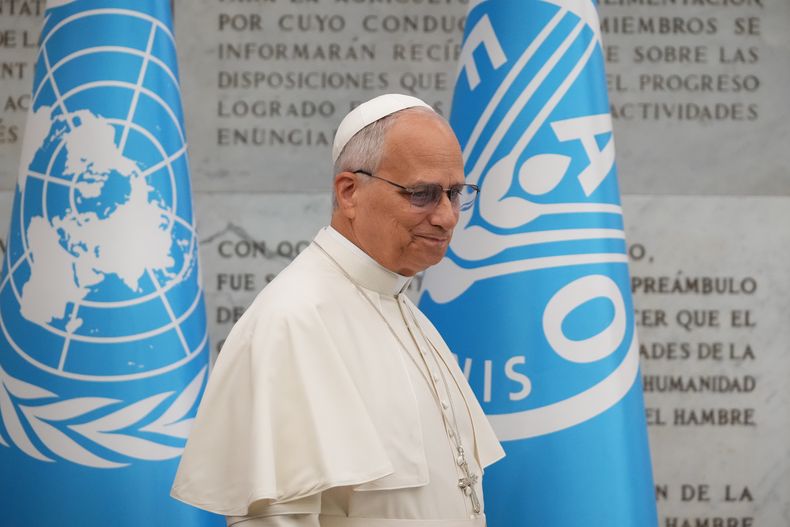 El papa León XIV, abandona un acto con motivo del Día Mundial de la Alimentación, en Roma, el 16 de octubre de 2025. (AP Foto/Alessandra Tarantino)