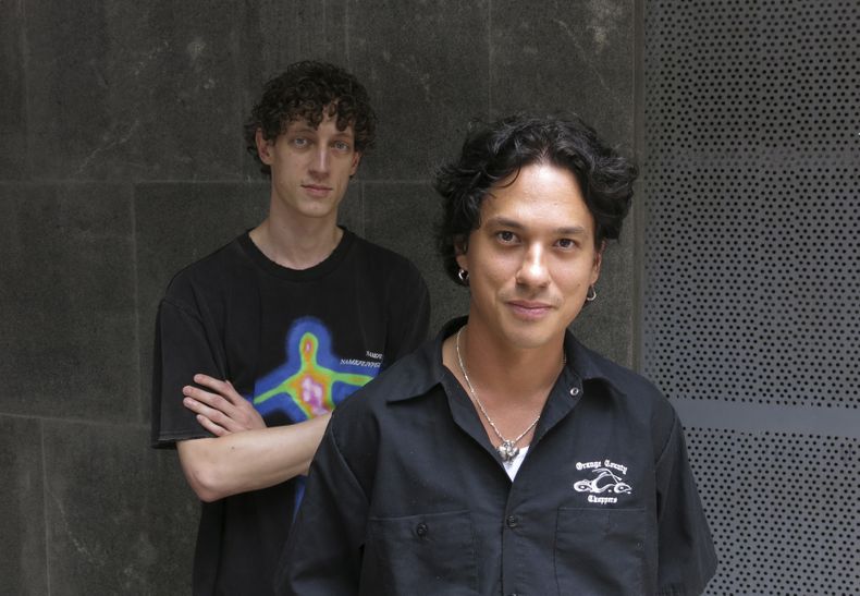 ARCHIVO - Los miembros de la banda australiana Last Dinosaurs, Michael Sloane, izquierda, y Lachlan Caskey, posan en la Ciudad de México, el 20 de julio de 2022. La banda de rock lanzó su álbum “Kyoryu” con un manga que lo acompaña en mayo de 2024. (Foto AP/Berenice Bautista, archivo)