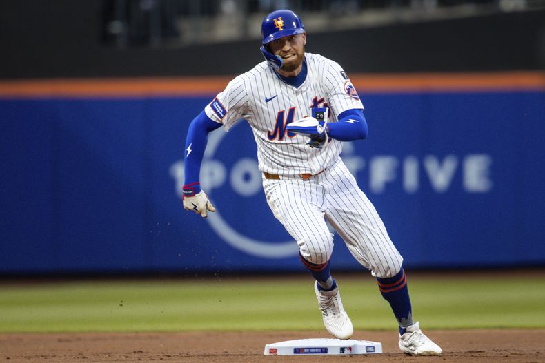 Brandon Nimmo, de los Mets de Nueva York, regresa a la inicial al pensar que un hit de su compañero Juan Soto fue out en el juego del martes 27 de mayo de 2025, ante los Medias Blancas de Chicago (AP Foto/Angelina Katsanis)